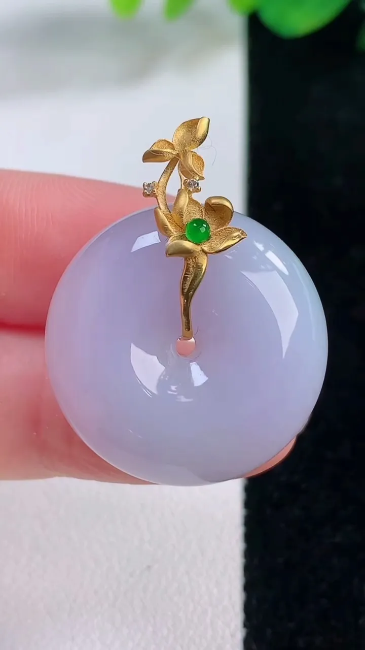 天然A货翡翠18K金紫罗兰平安扣吊坠，尺寸24.7-10.7，重量:15.48g
12月2日