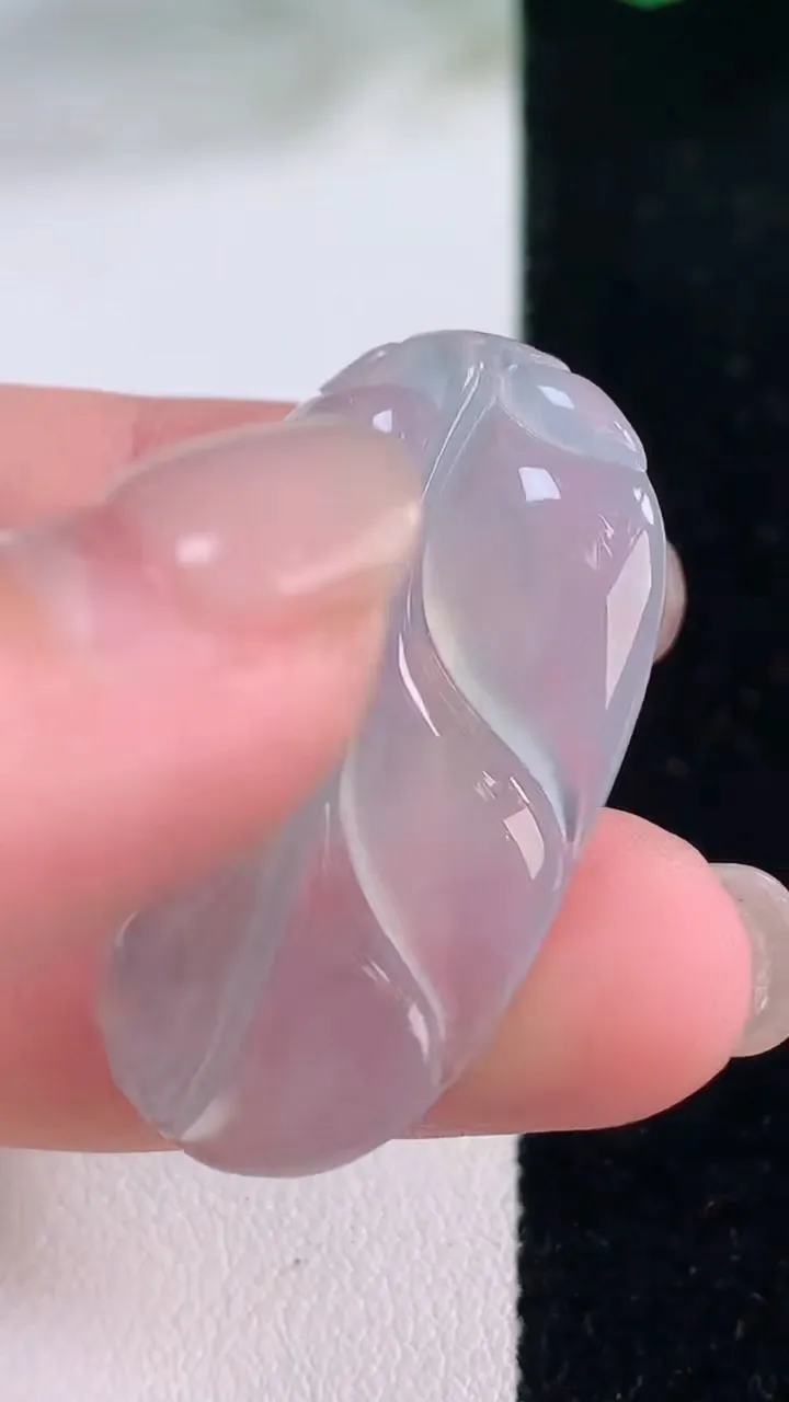 天然A货翡翠冰种飘花金枝玉叶 叶子吊坠，尺寸36.7-22.2-4.6，重量:7.34g
12月2日