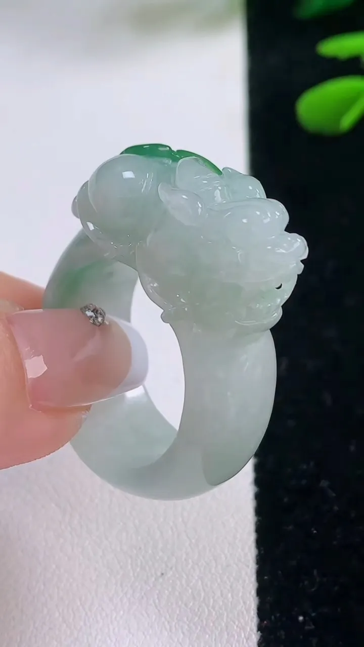 天然A货翡翠飘花貔貅指环扳指，尺寸21.7-25.3-13-11.5，重量:16.42g2025年12月2日
工厂直销收藏佳品,种好水足，色泽均匀，有种有色，上手高大气！