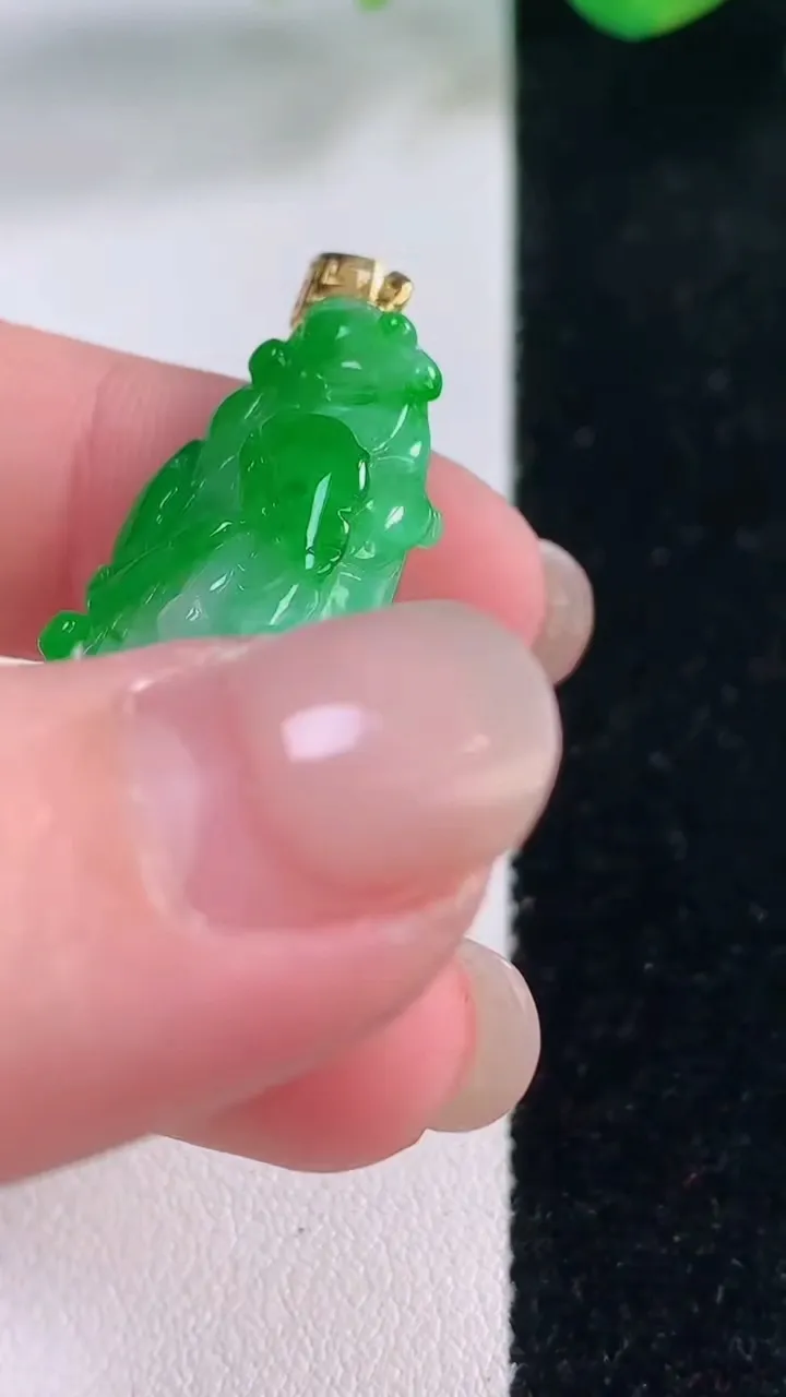 天然A货翡翠白菜吊坠，尺寸36.2-16-8，重量:8.12g
12月2日