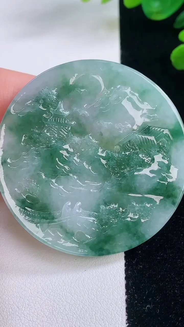 天然A货翡翠牌吊坠，尺寸53.8-5.5，重量:36.87g
12月2日