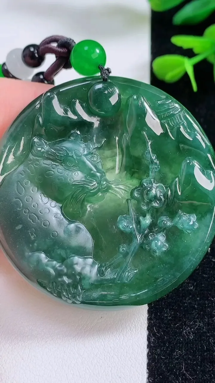 天然A货翡翠豹子吊坠，尺寸53.5-8，重:44.74g
12月2日