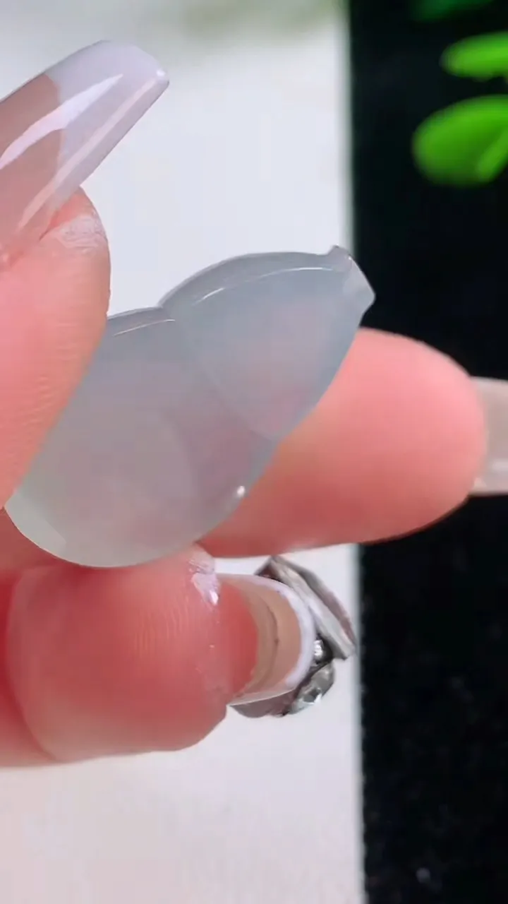 天然A货翡翠葫芦镶嵌件，尺寸24.2-19.6-5.8，重量:5.06g
12月2日