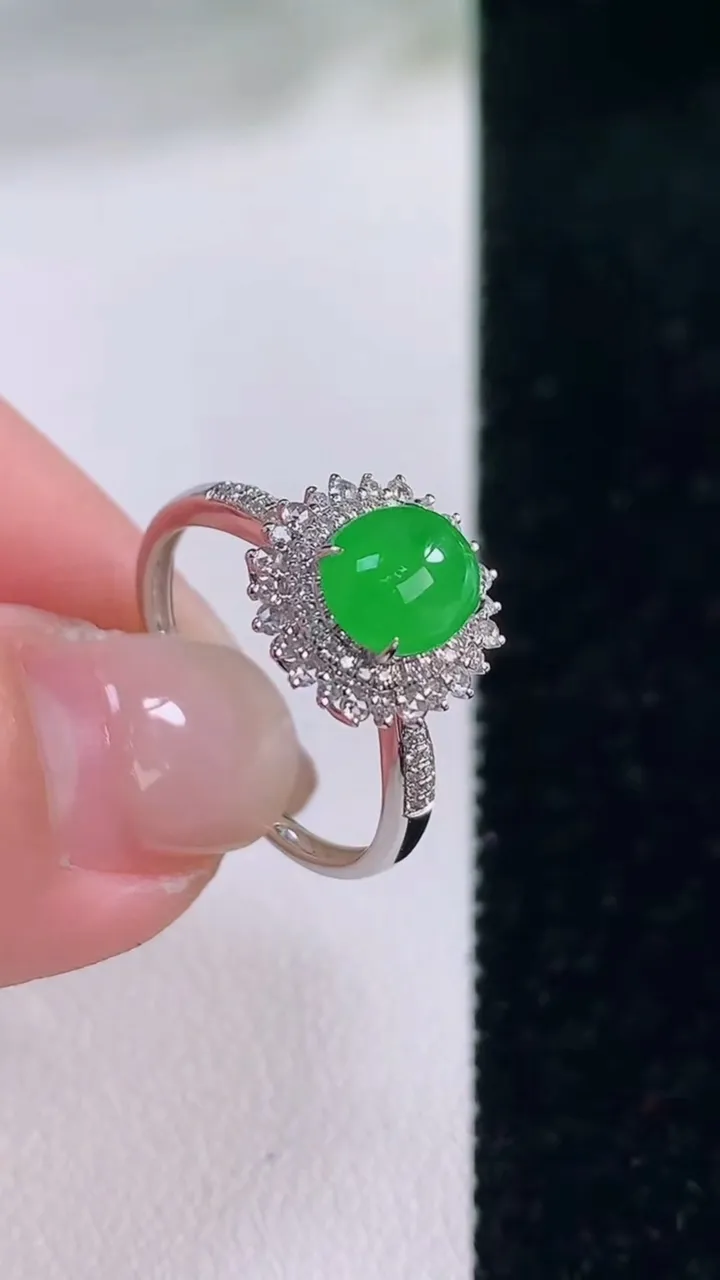 天然A货翡翠蛋面戒指，尺寸17.6-6.5-5.8-7.7，重量:2.22g2025年12月2日
工厂直销收藏佳品,种好水足，色泽均匀，有种有色，上手高大气！