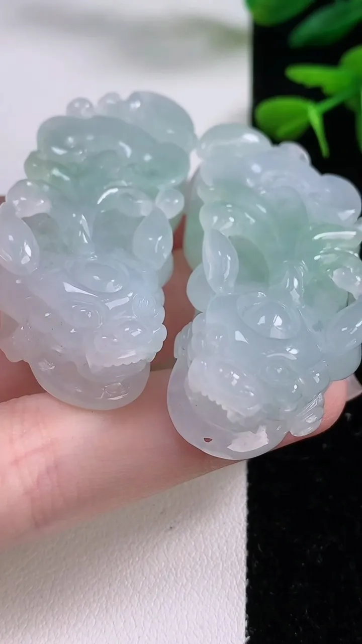 天然A货翡翠貔貅吊坠一对，尺寸55-23-14，重:34.97g
12月2日