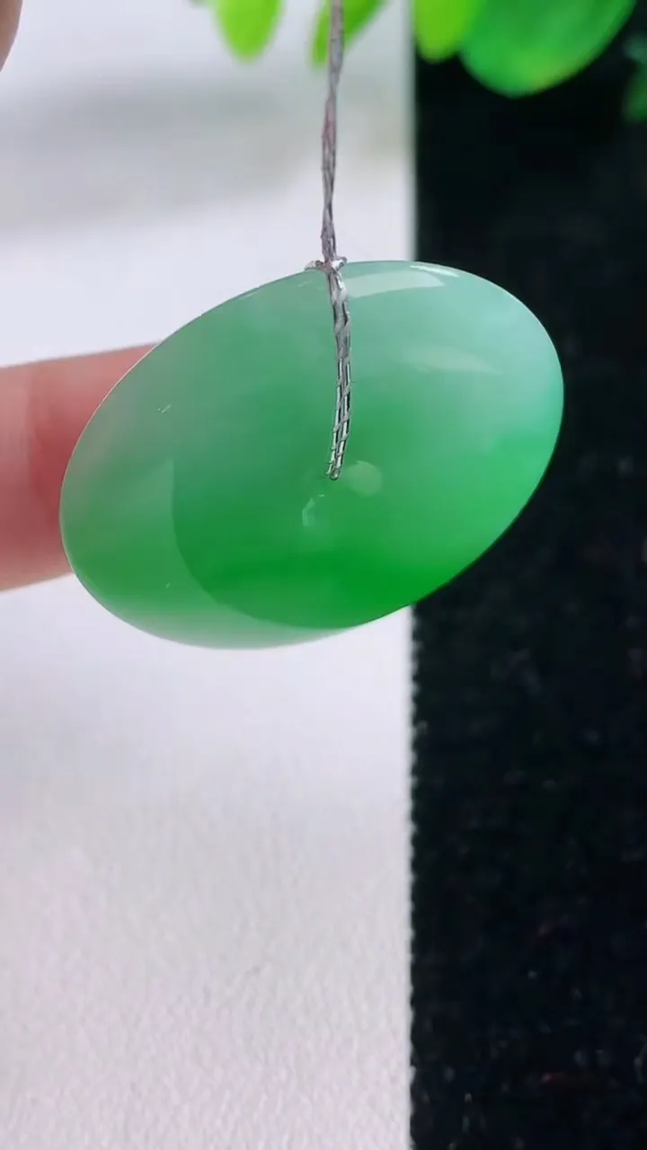 天然A货翡翠平安扣吊坠，尺寸29.7-5.7，重量:10.69g
12月2日