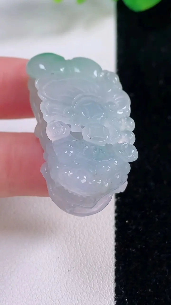 天然A货翡翠貔貅吊坠，尺寸38-19.6-12，重量:18.89g
12月2日