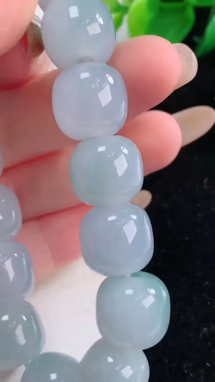 天然A货翡翠种飘花路路通手串，尺寸12-13.4-15颗，重量:7089g12月2日
工厂直销收藏佳品,种好水足，色泽均匀，有种有色，上手高大气！