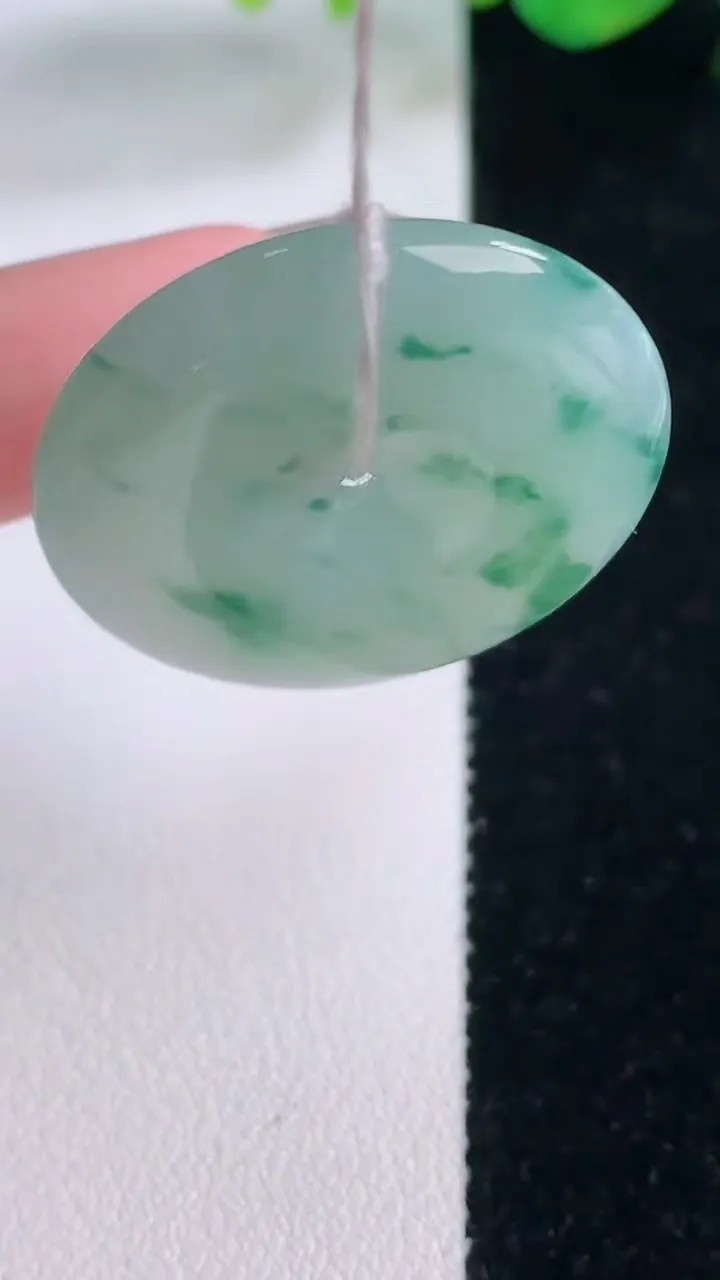 天然A货翡翠冰种飘花平安扣吊坠，尺寸28.7-6，重量:10.55g
12月2日