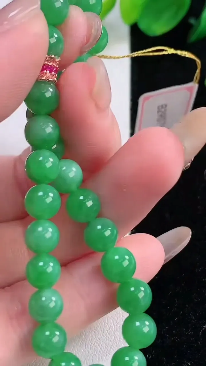 天然A货翡翠圆珠手串，尺寸6.4-26颗，重量:14.31g12月2日
工厂直销收藏佳品,种好水足，色泽均匀，有种有色，上手高大气！