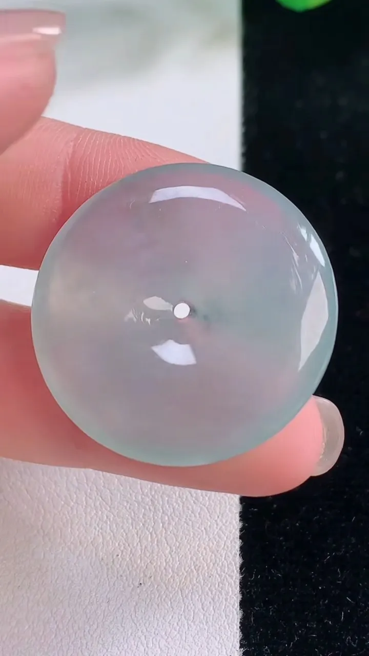 天然A货翡翠平安扣吊坠，尺寸29.7-5.3，重量:8.88g
12月2日