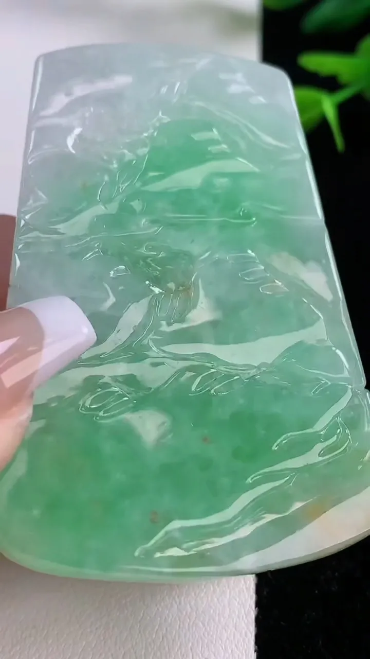 天然A货翡翠山水牌吊坠，尺寸65-45-13，重:71.66g
12月2日