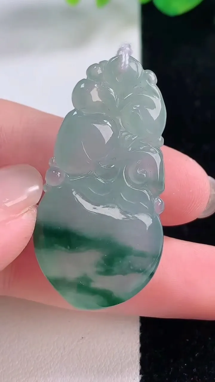 天然A货翡翠冰种飘花寿桃吊坠，尺寸41.7-21.4-8.8，重量:12.79g
12月2日