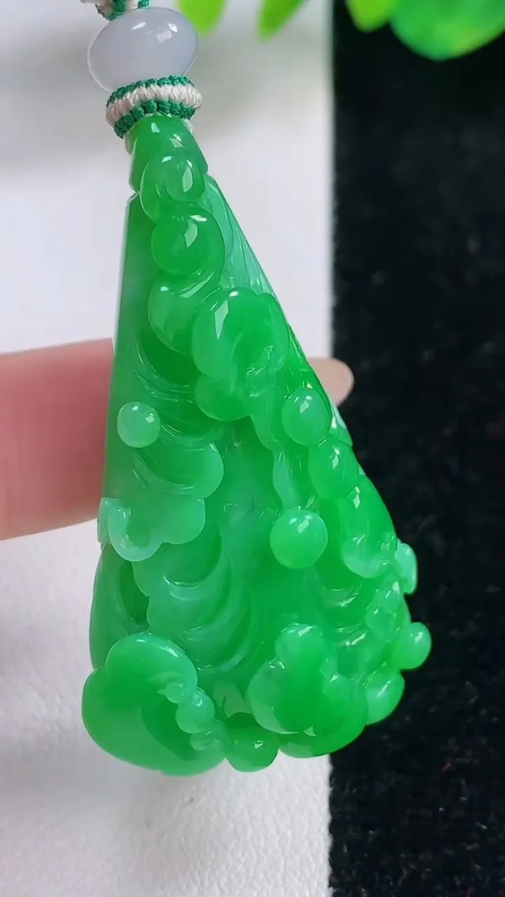 天然A货翡翠白菜吊坠，尺寸44.4-27.6-16.5，重量:27.91g
12月2日