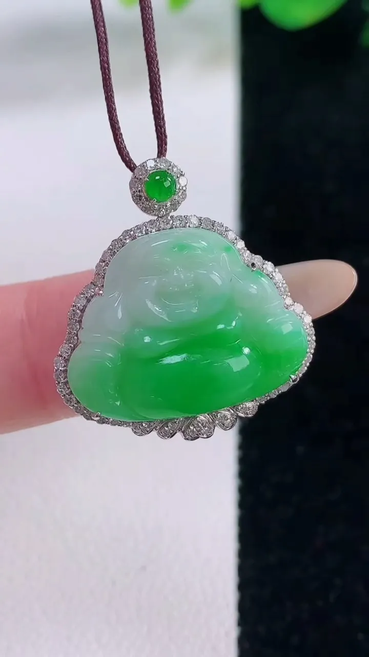 天然A货翡翠佛公吊坠，尺寸24.8-23-7.5，裸石15.6-20.6重量:4.97g
12月2日