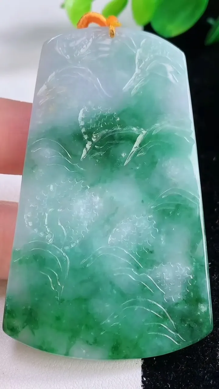 天然A货翡翠山水牌吊坠，尺寸67.8-41.5-4.8，重量:33.88g
12月2日