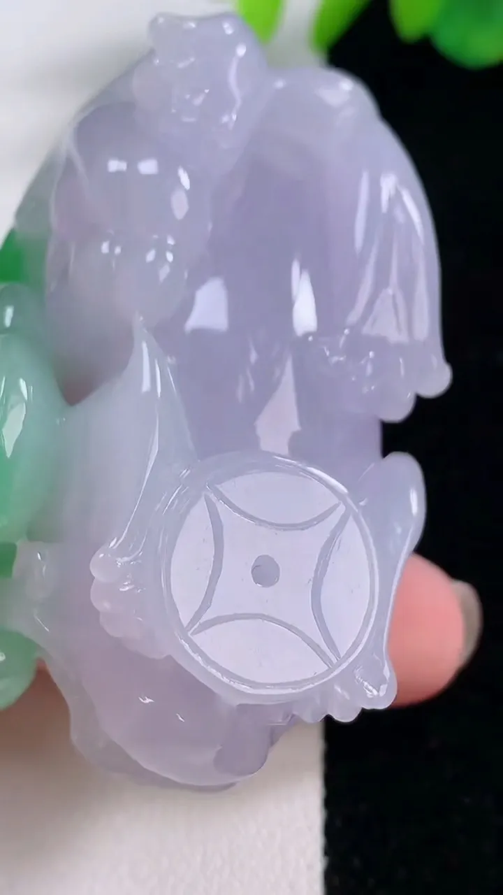 天然A货翡翠指环扳指，尺寸20.5-12-4.6，重量:13.60g2025年12月2日
工厂直销收藏佳品,种好水足，色泽均匀，有种有色，上手高大气！