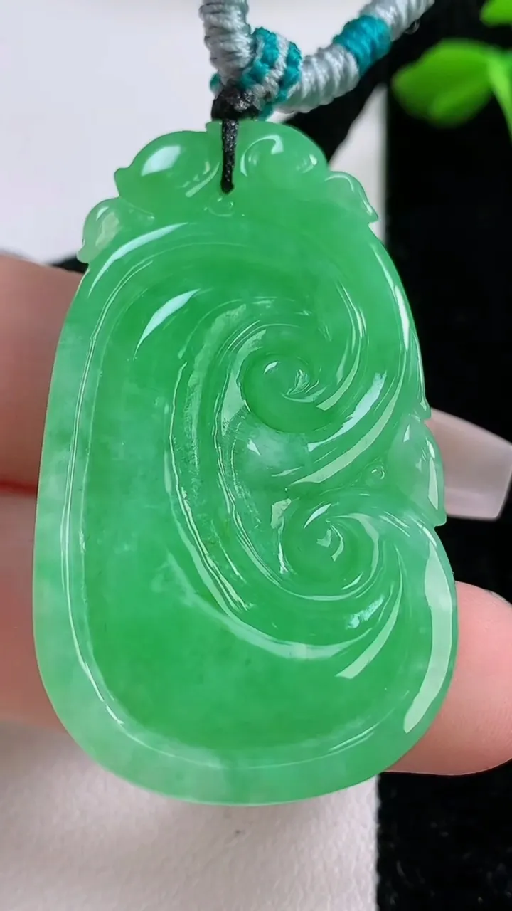 天然A货翡翠如意吊坠，尺寸45-27-7，重:17.90g
12月2日