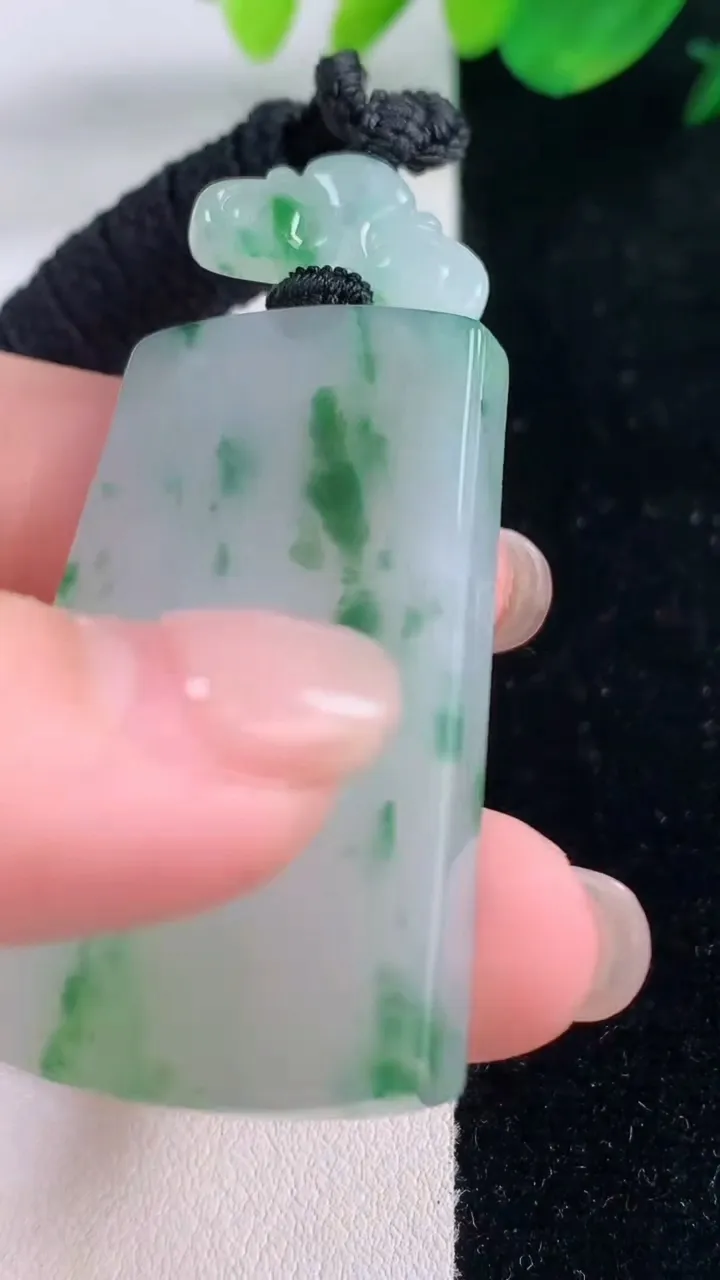 天然A货翡翠冰种飘花无事牌吊坠，尺寸45.7-29-5.6，重量:26.12g
12月2日