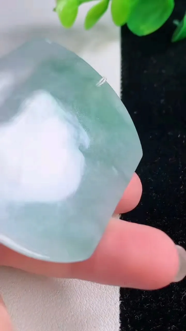 天然A货翡翠生肖鸡吊坠，尺寸55-45.6-5.8，重量:31.64g
12月2日