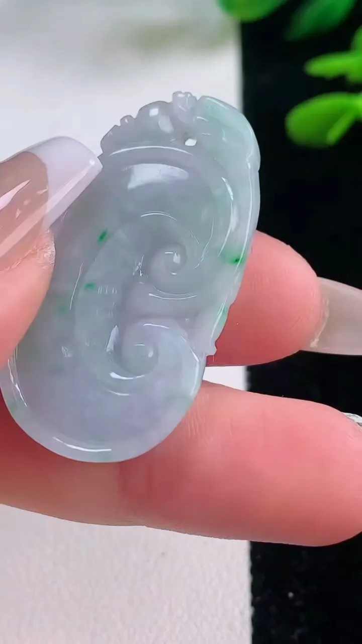 天然A货翡翠如意吊坠，尺寸37.2-19.8-5.9，重量:8.78g
12月2日