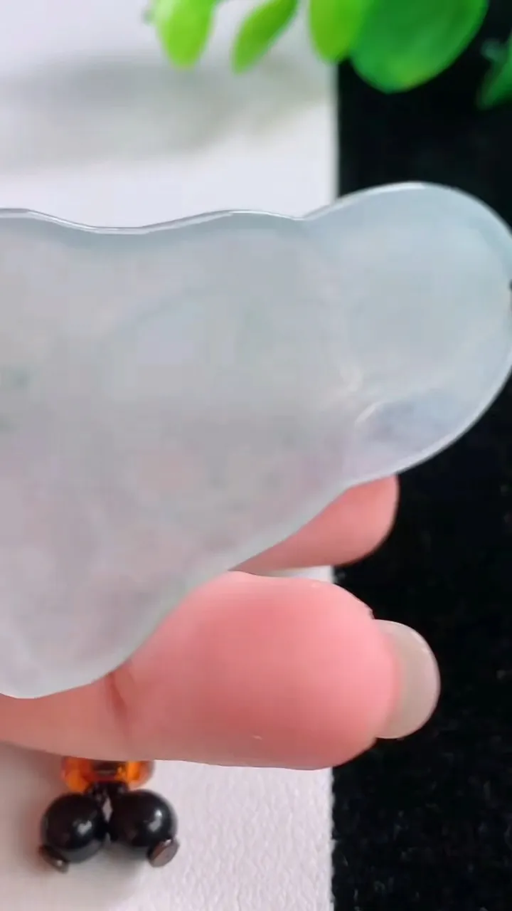 天然A货翡翠观音菩萨吊坠，尺寸60.5-35.5-4.7，重量:21.92g
12月2日