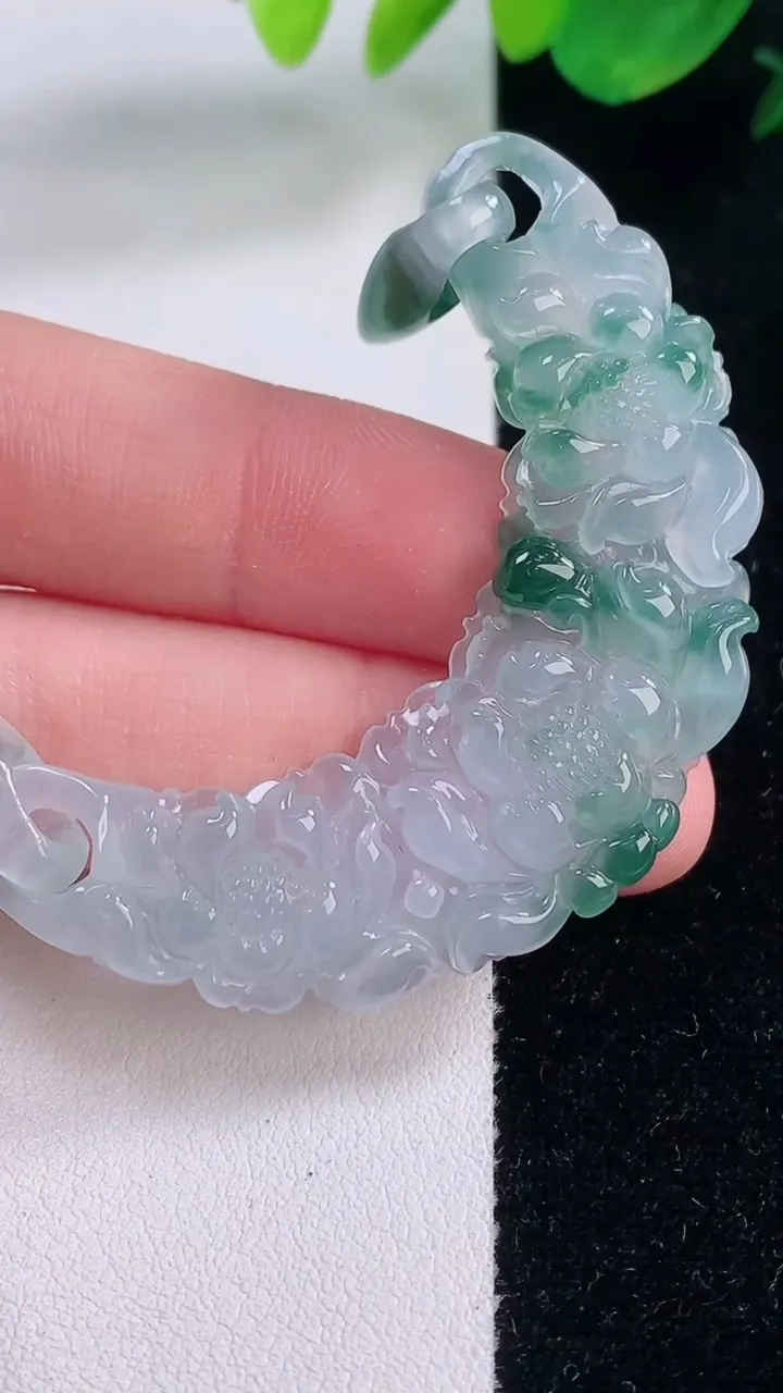 天然A货翡翠种飘花和和美美 荷花手牌，尺寸55.7-16.4-5.6，重量:14.83g
12月2日