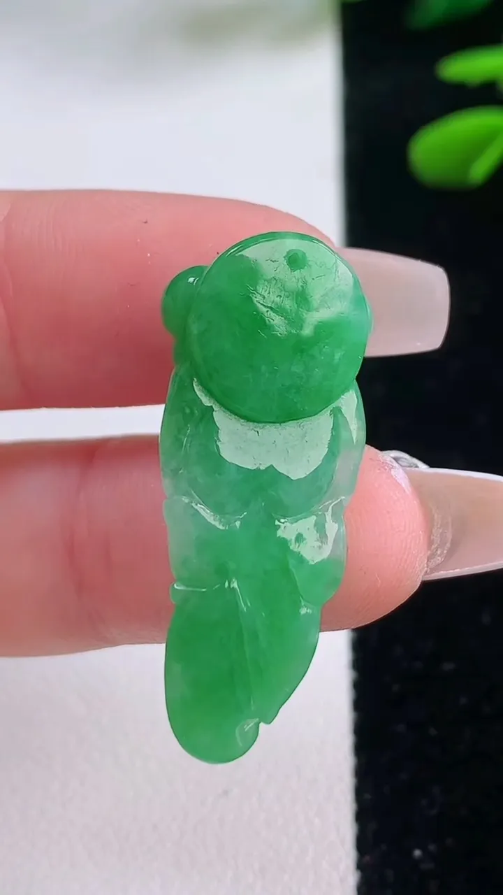 天然A货翡翠年年有余吊坠，尺寸32.2-13.5-7.6，重量:5.10g
12月2日