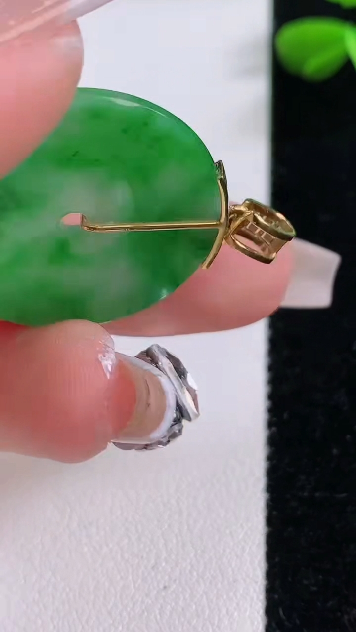 天然A货翡翠平安扣吊坠，尺寸26.3-13，重:3.68g
12月2日