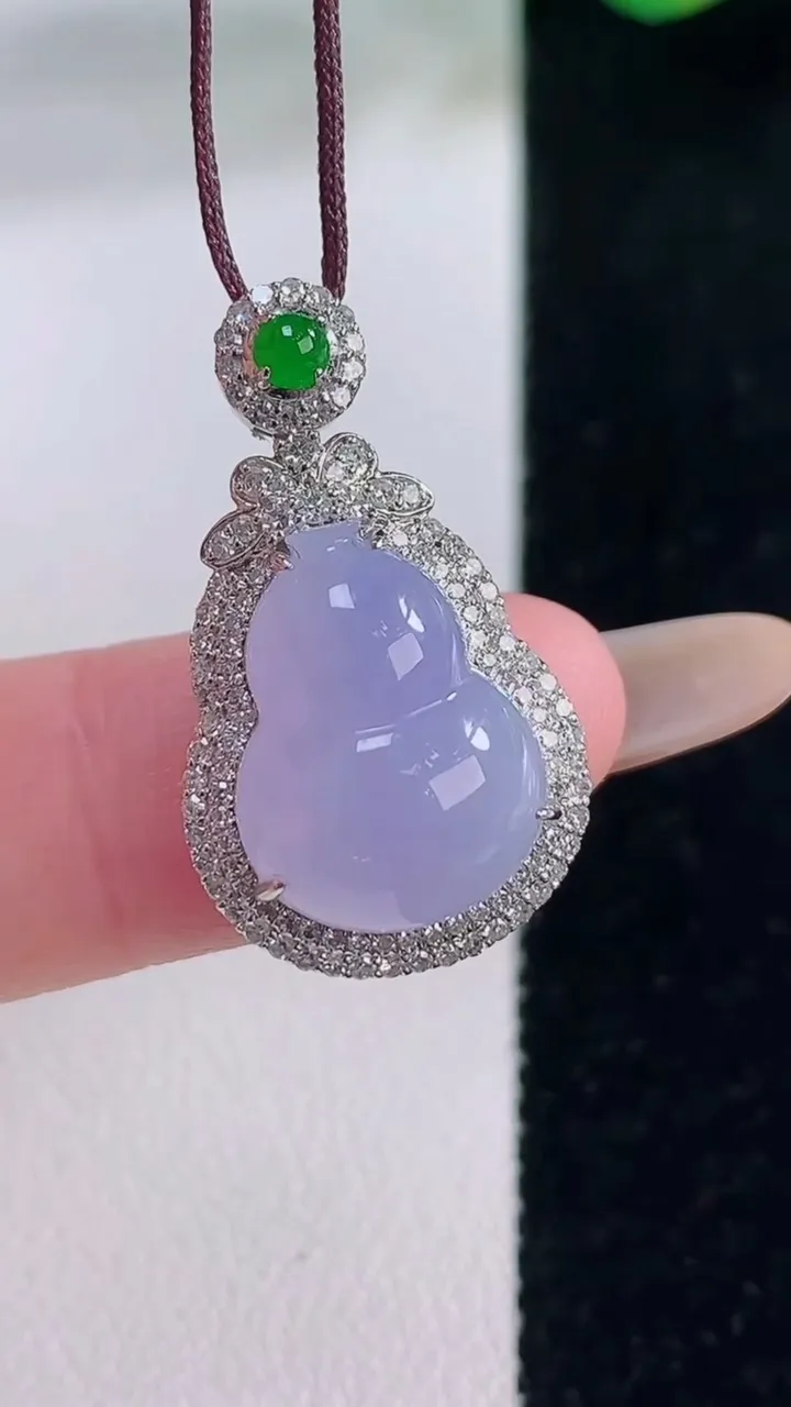 天然A货翡翠18K金紫罗兰葫芦吊坠，尺寸27-15.6-9.1，裸石15.4-11.7重量:4.28g
12月2日