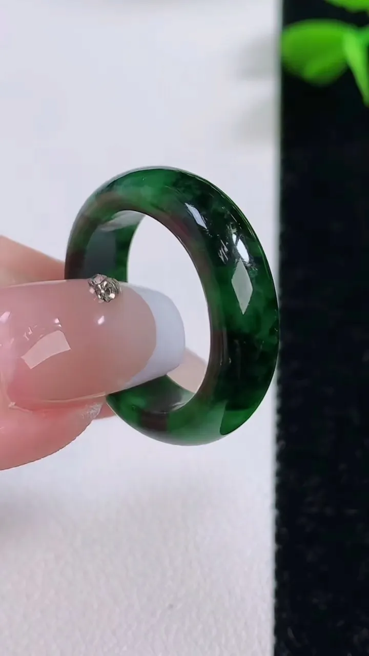 天然A货翡翠指环戒指，尺寸17.2-6.3-3.8，重:3.87g2025年12月2日
工厂直销收藏佳品,种好水足，色泽均匀，有种有色，上手高大气！