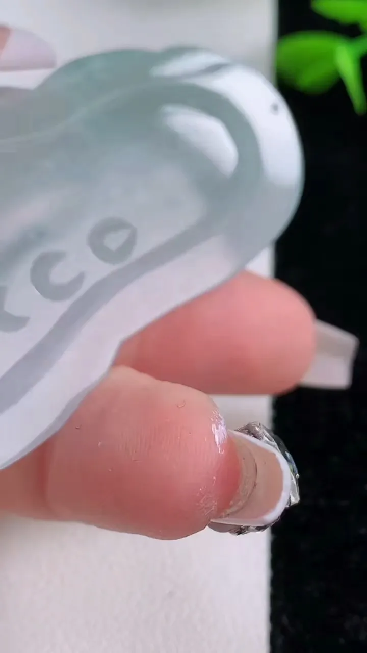 天然A货翡翠飘花普贤菩萨吊坠，尺寸64.5-31.8-6，重:23.23g
12月2日