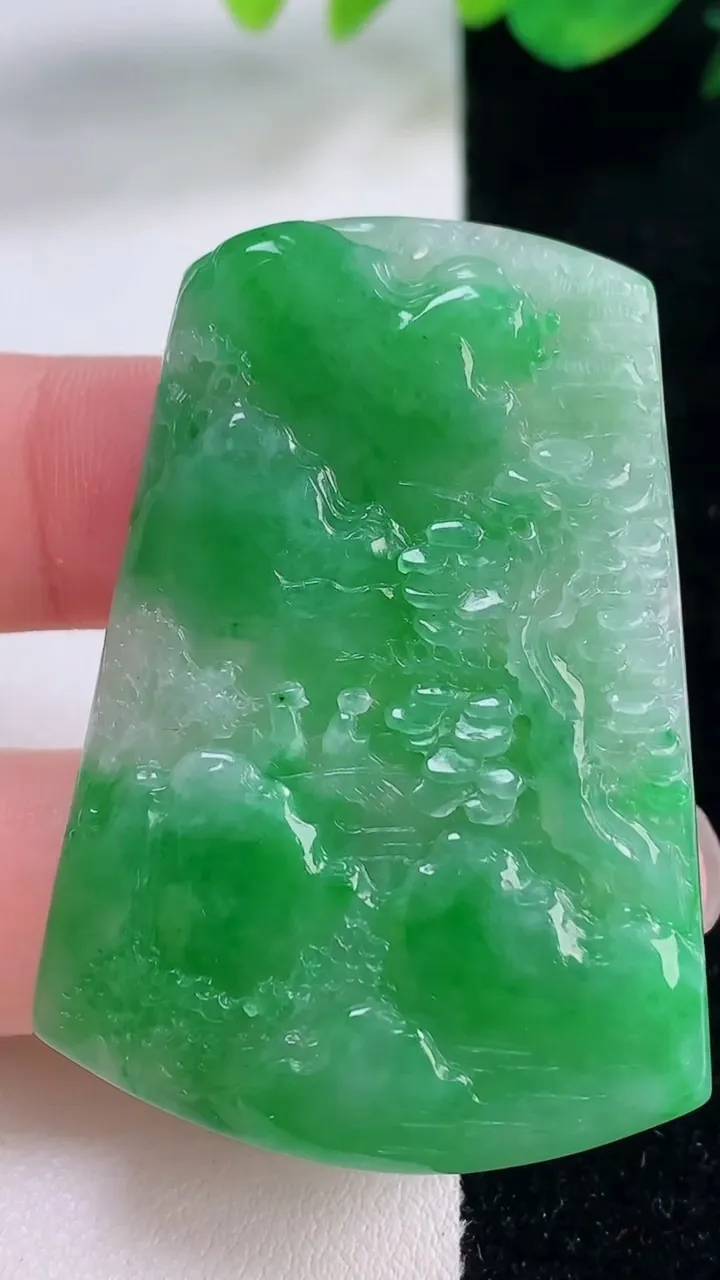 天然A货翡翠山水牌吊坠，尺寸50-35.6-5.4，重量:22.79g
12月2日