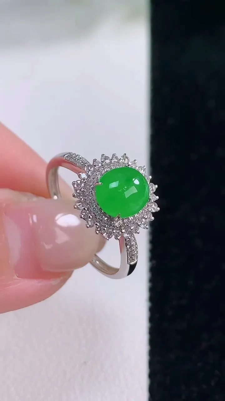 天然A货翡翠蛋面戒指，尺寸17.6-6.5-5.8-7.7，重量:2.22g2025年12月2日
工