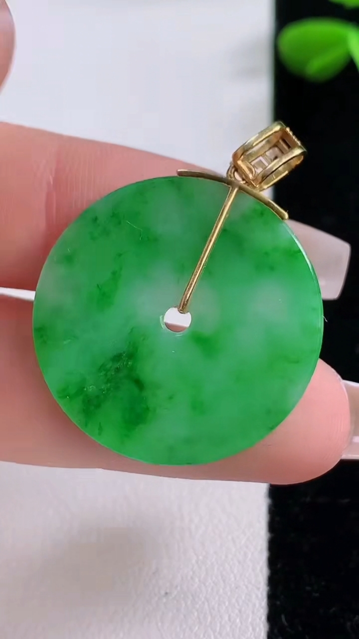 天然A货翡翠平安扣吊坠，尺寸26.3-13，重:3.68g
12月2日