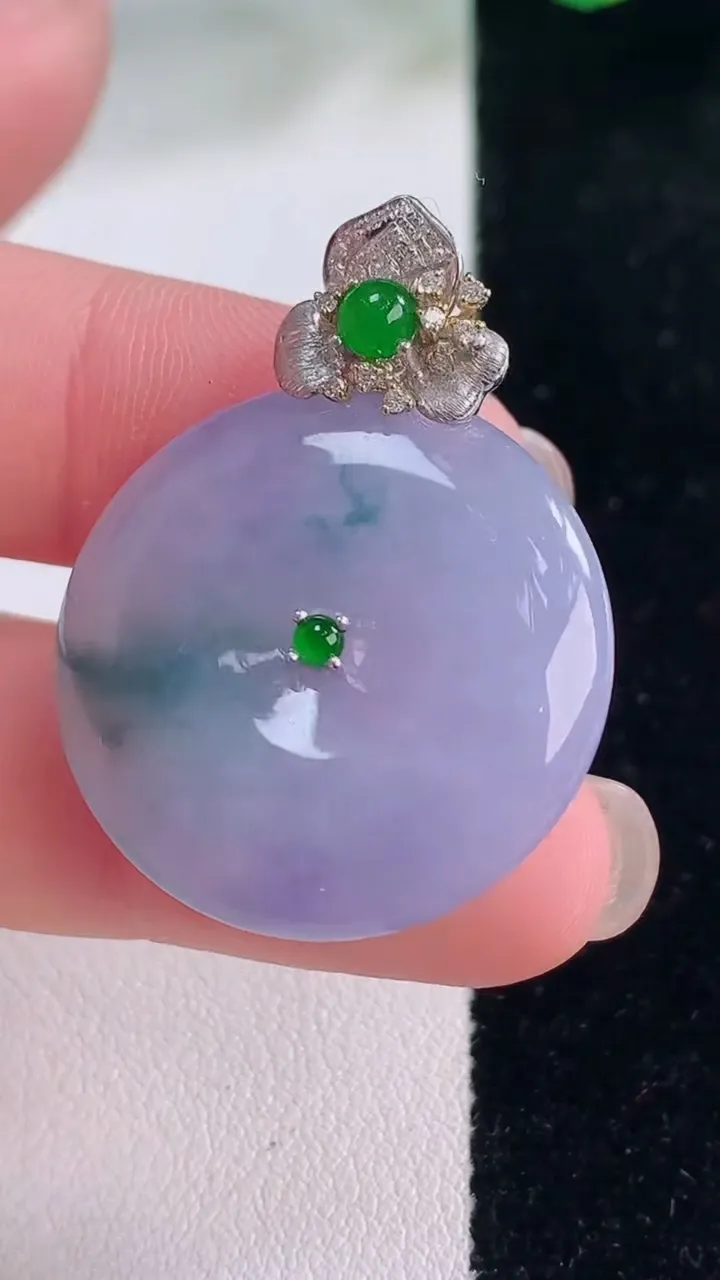 天然A货翡翠18K金紫罗兰飘花平安扣吊坠，尺寸26.3-5.6，重量:9.53g
12月2日