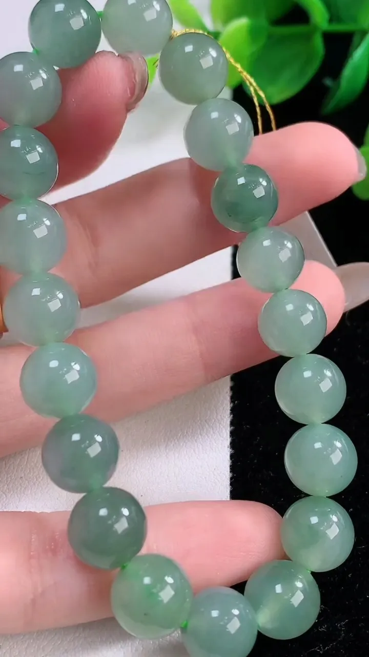 天然A货翡翠圆珠手串，尺寸10-20颗，重量:34.28g12月2日
工厂直销收藏佳品,种好水足，色泽均匀，有种有色，上手高大气！