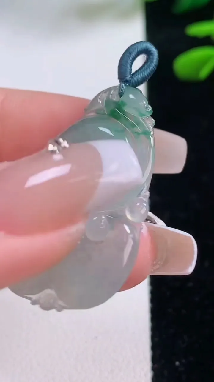 天然A货翡翠冰种飘花如意吊坠，尺寸34.5-23.8-4.2，重量:5.77g
12月2日