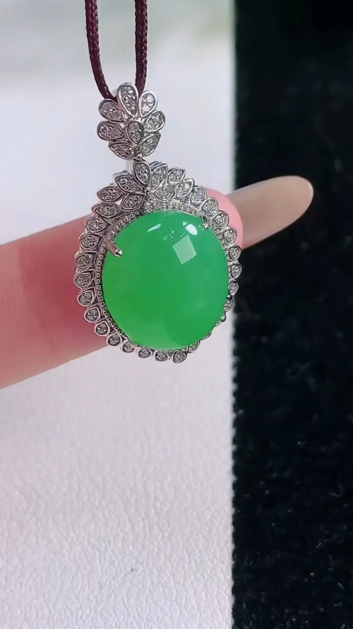 天然A货翡翠蛋面吊坠，尺寸28.8-16.6-8.8，裸石13.4-12.3重量:4.88g
12月2日