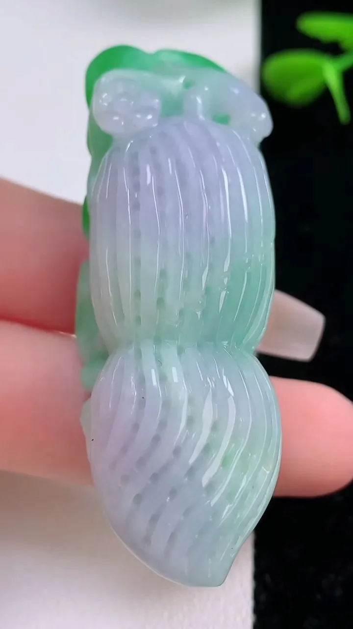 天然A货翡翠花生吊坠，尺寸58-18.6-7，重:35.58g
12月2日