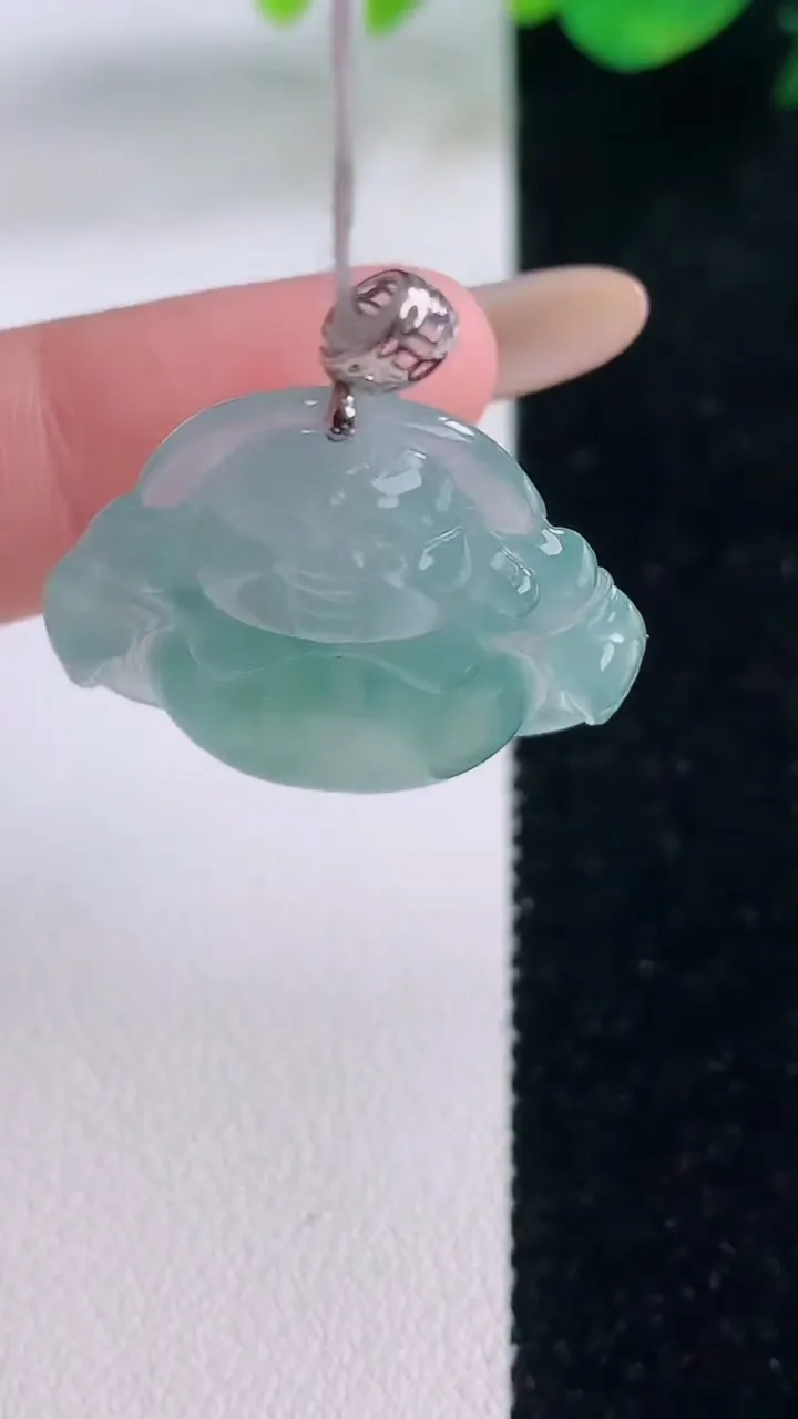 天然A货翡翠种飘花佛公吊坠，尺寸24.3-26.6-5.9，重量:6.10g
12月2日