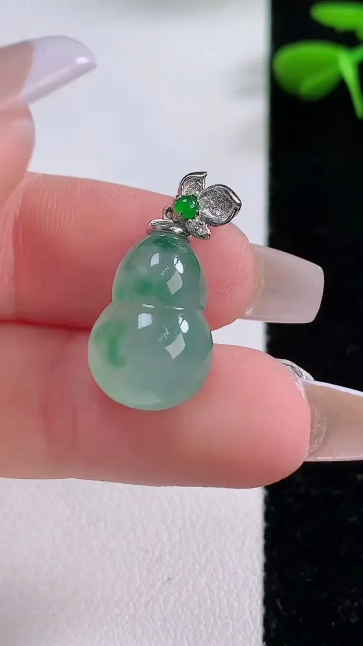 天然A货翡翠种飘花葫芦吊坠，尺寸17.4-11.3-7，重:2.94g
12月2日