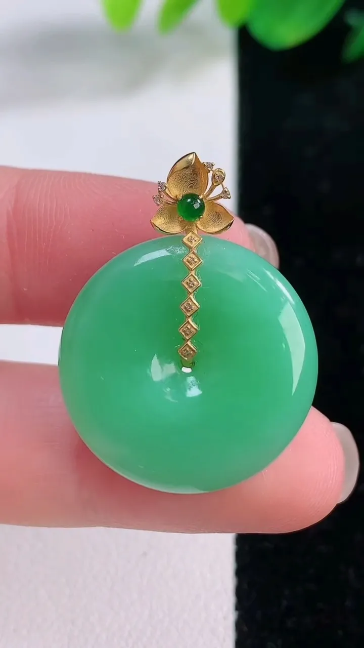 天然A货翡翠平安扣吊坠，尺寸23.4-6，重量:8.07g
12月2日