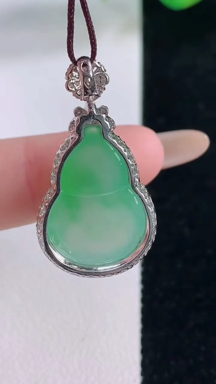 天然A货翡翠葫芦吊坠，尺寸30.7-16.6-9，裸石20-14重量:4.23g
12月2日