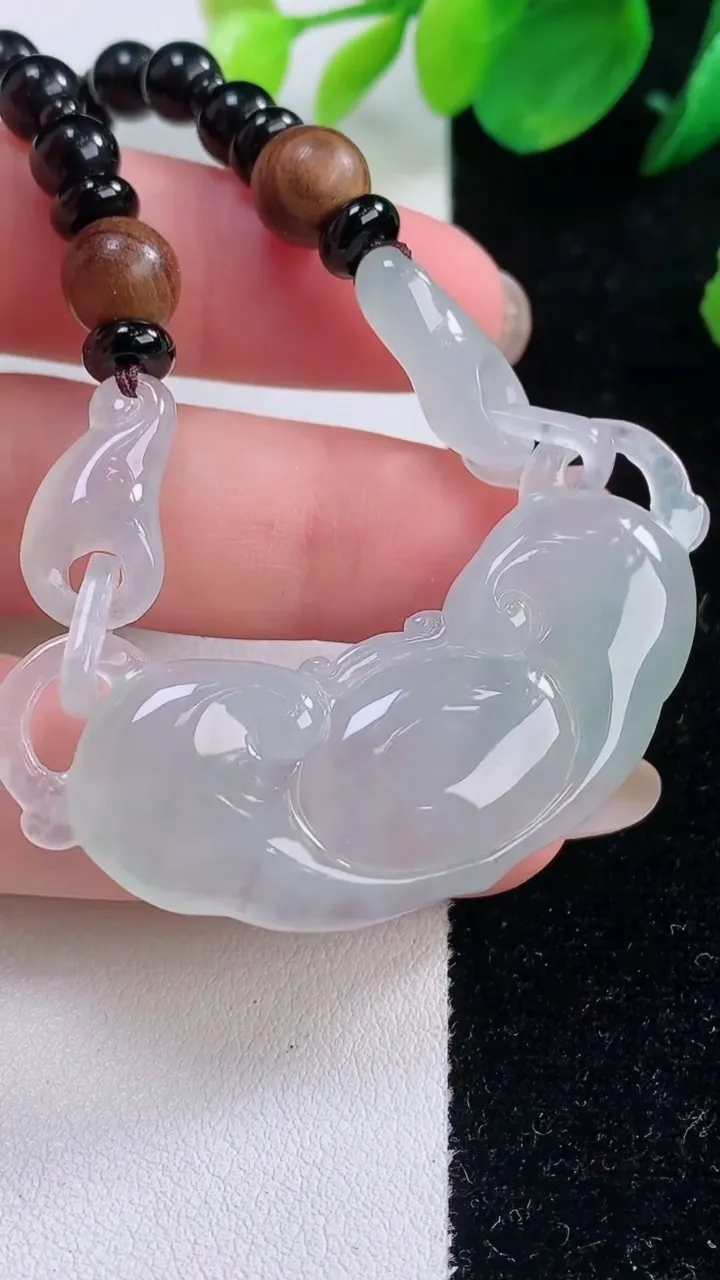 天然A货翡翠如意锁项链，尺寸77.5-16.8-6.2，重量:38.30g
12月2日