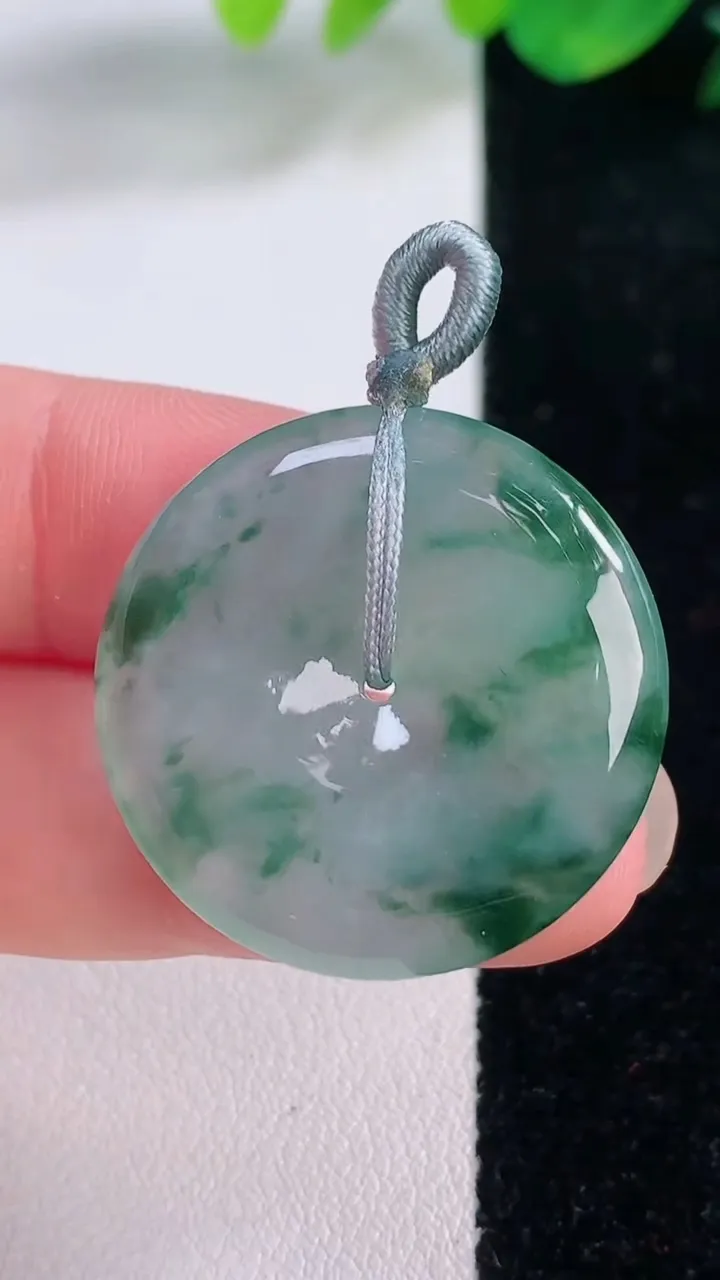 天然A货翡翠冰种飘花平安扣吊坠，尺寸27.8-5.3，重量:8.91g
12月2日