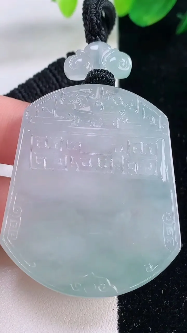 天然A货翡翠种飘花仿古无事牌吊坠，尺寸48.4-40.4-5.8，重量:37.01g
12月2日