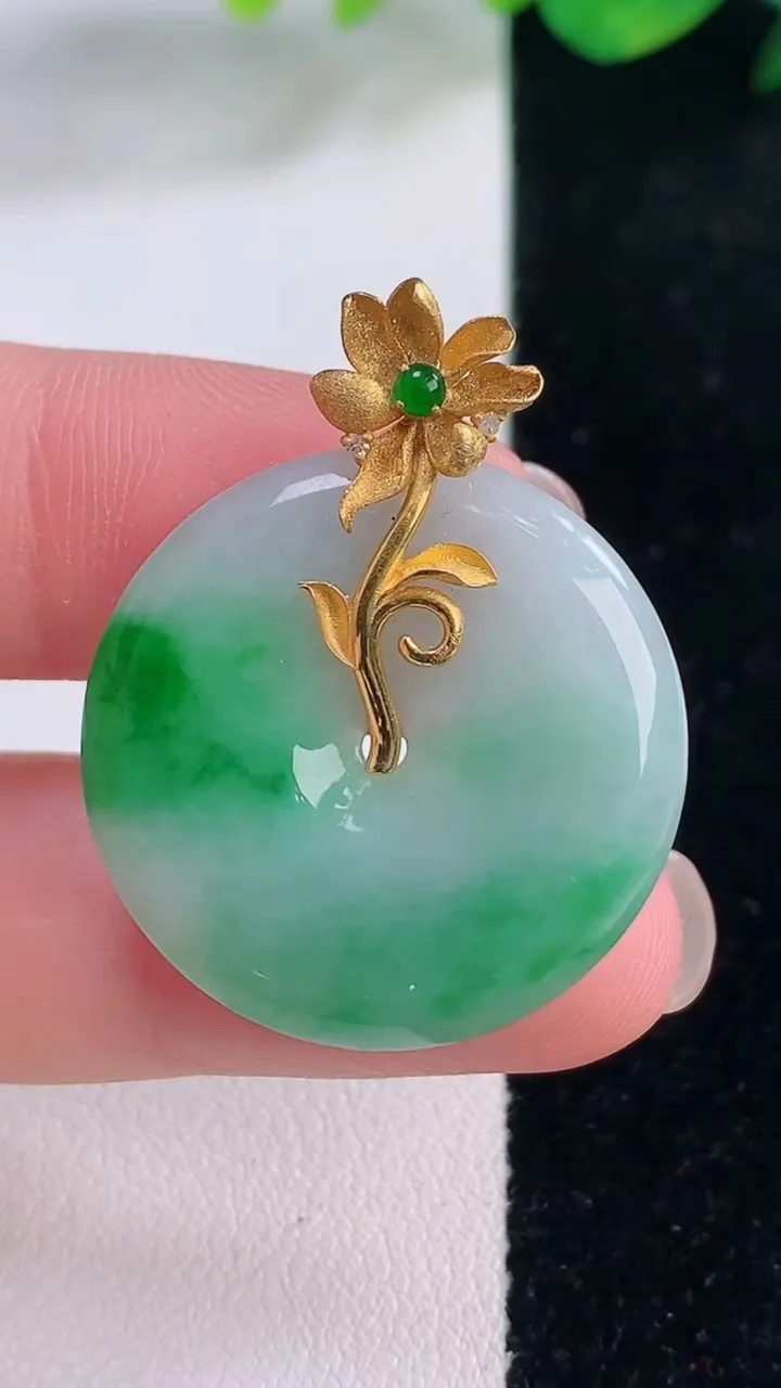 天然A货翡翠平安扣吊坠，尺寸26.7-3.5，重量:6.18g
12月2日