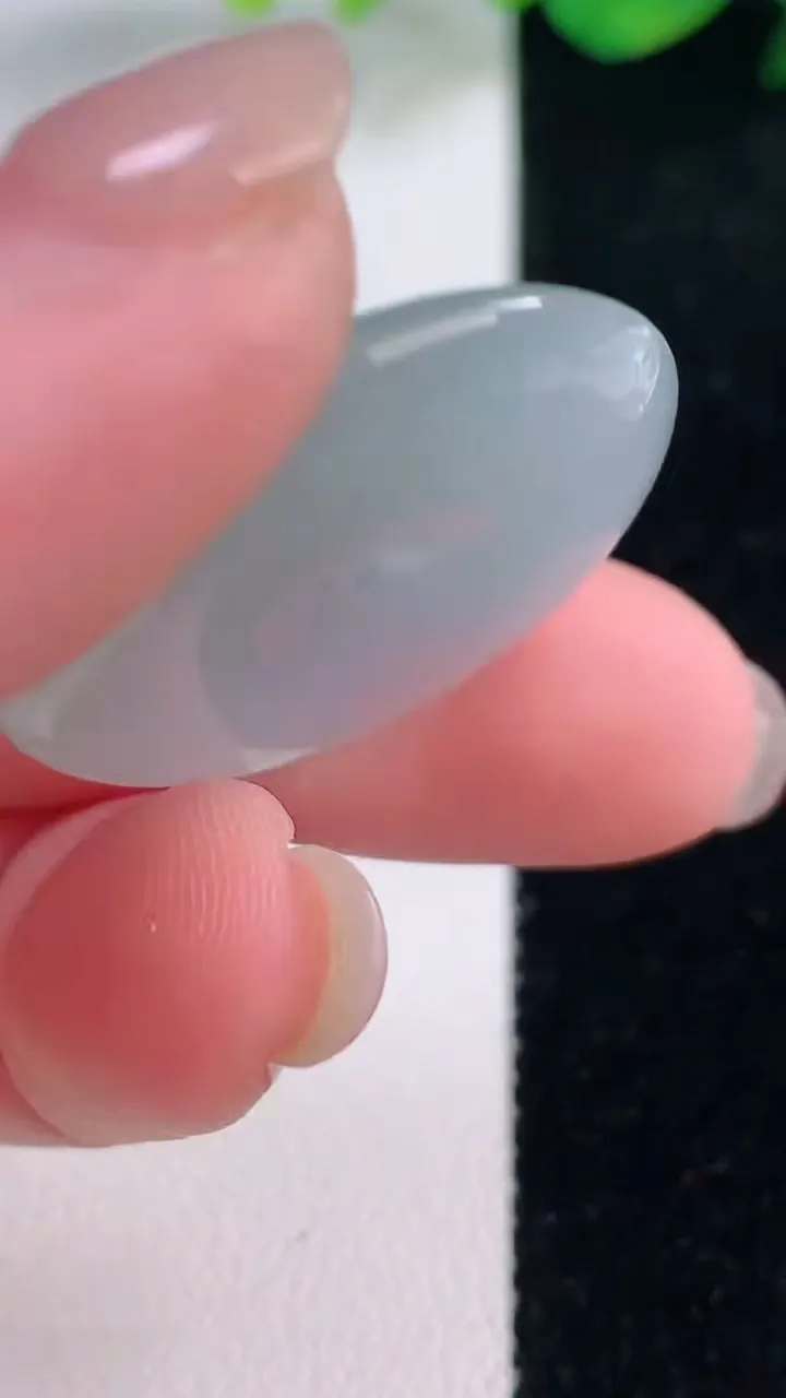 天然A货翡翠平安扣吊坠，尺寸28-5.7，重量:10.08g
12月2日