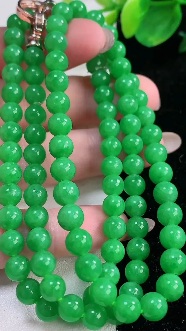 天然A货翡翠圆珠项链，尺寸6-106颗，重量:43.40g12月2日
工厂直销收藏佳品,种好水足，色泽均匀，有种有色，上手高大气！
